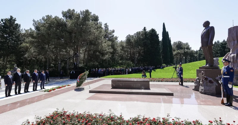 Ulu Öndər Heydər Əliyevin xatirəsi Fəxri xiyabanda ehtiramla yad edilib