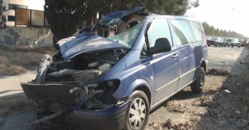Şəkidə yük maşını mikroavtobusla toqquşdu