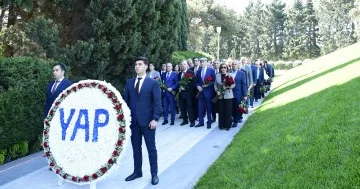 Yeni Azərbaycan Partiyasının nümayəndələri Ulu Öndər Heydər Əliyevin xatirəsini yad ediblər