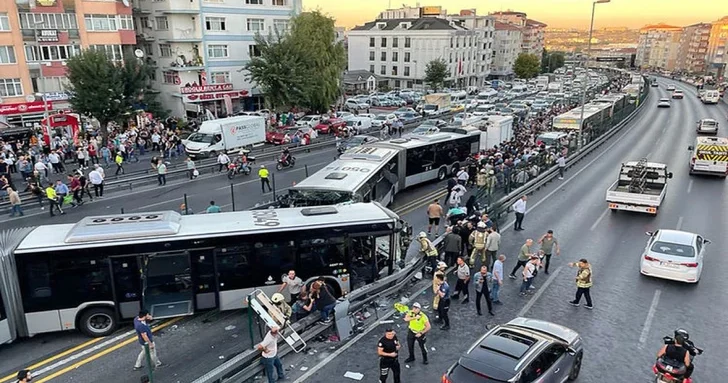 Столкновение метробусов на остановке в Стамбуле: пострадали десятки человек