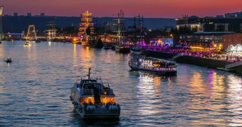 Fransada 127 sərnişin daşıyan kruiz gəmisi barja ilə toqquşub
