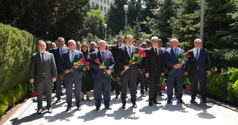 Azərbaycan Həmkarlar İttifaqları Konfederasiyasının kollektivi Heydər Əliyevin məzarını ziyarət edib