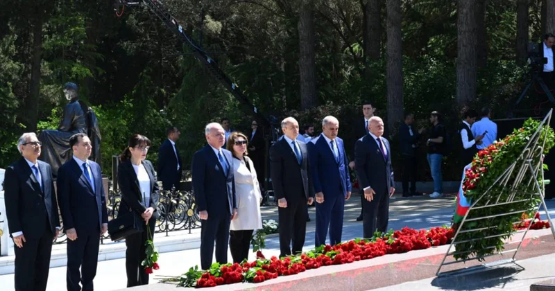 Konstitusiya Məhkəməsinin kollektivi Fəxri xiyabanda Ulu Öndərin məzarını ziyarət edib