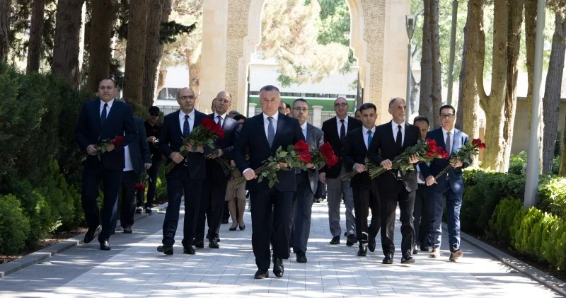 Səhiyyə Nazirliyinin rəhbərliyi və kollektivi Heydər Əliyevin əziz xatirəsini yad edib