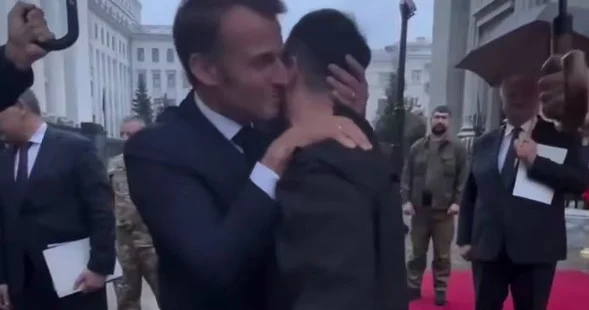 Макрон поцеловал Зеленского