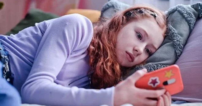 Gənclərdə azalan xoşbəxtlik, artan qəzəb: Pozulan psixologiyamız necə düzələr?