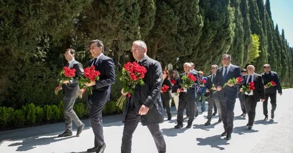 Expressbank rəhbərliyi Heydər Əliyevin məzarını ziyarət edib FOTOLAR