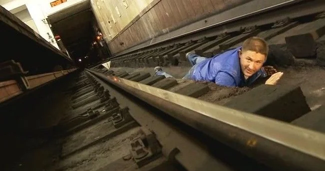 Metro relslərinə yıxılanda sağ qalmaq mümkündürmü?