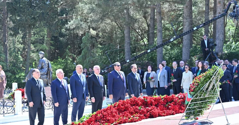 Milli Məclisin kollektivi Fəxri xiyabanda FOTO