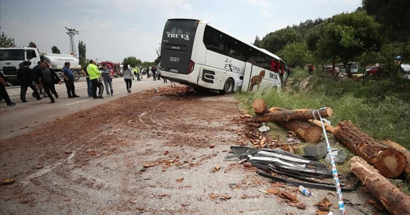 Çanaqqalada sərnişin avtobusu yük maşını ilə toqquşub, ölən və yaralananlar var