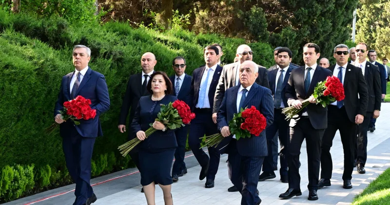 Dövlət və hökumət rəsmiləri Fəxri xiyabanda Ulu Öndərin xatirəsini anıblar FOTOLAR