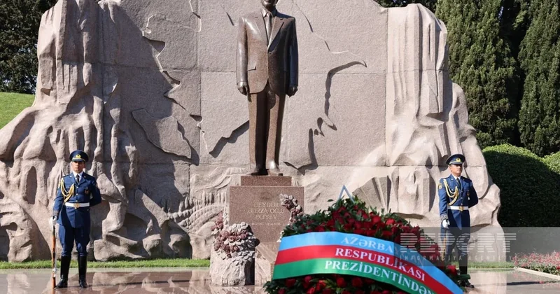 Официальные лица на Аллее почетного захоронения почтили память великого лидера Гейдара Алиева