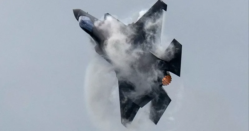 Истребитель F 35 ВВС США подал сигнал о ЧС в небе у Аравийского полуострова