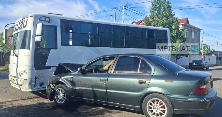 Lənkəranda sərnişin avtobusu minik avtomobillə toqquşdu FOTO KONKRET
