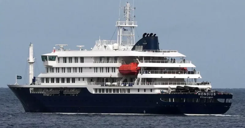 Круизное судно MV Hondius с носителями хантавируса прибыло к Канарским островам