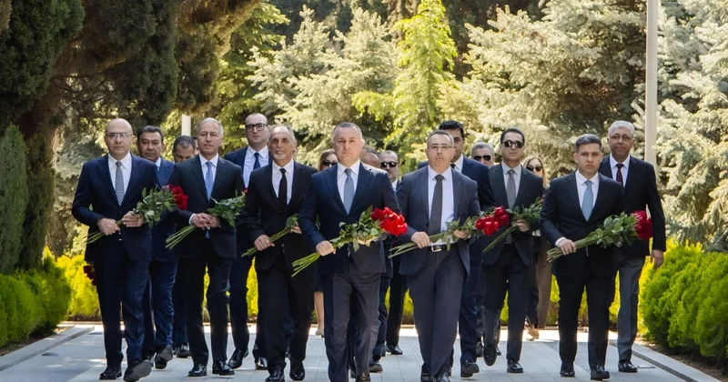 SN rəhbərliyi və kollektivi Fəxri Xiyabanda