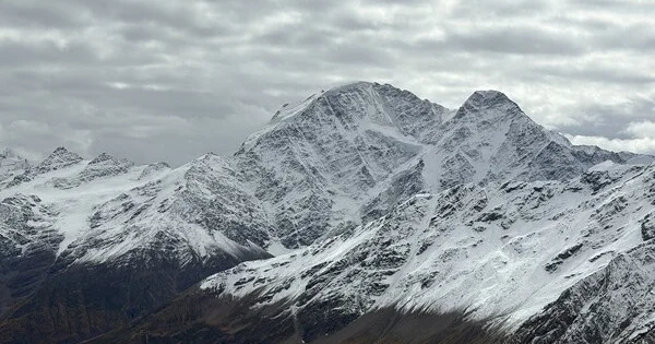 Elbrus dağında iki turist itkin düşdü