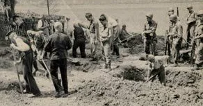 Nasistlər Krivoy Roqda insanları öz məzarlarını qazmağa məcbur edirmiş ARXİV FOTO