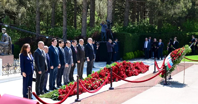 Mədəniyyət Nazirliyinin kollektivi Ümummilli Liderin məzarını ziyarət etdi FOTOLAR