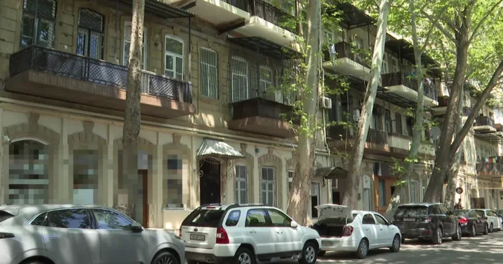 Парадокс в Баку: Почему обновляют фасад здания, которое официально признано аварийным?