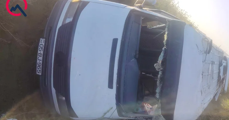 Mikroavtobus yol kənarına aşdı 20 dən çox yaralı