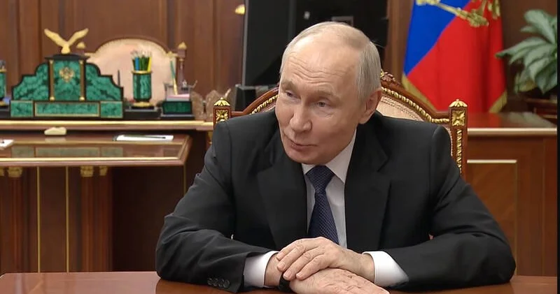 Putinlə görüşə gedən rəsmilər saatlarını təhvil verir FOTO