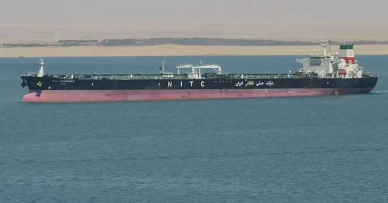 Морская блокада Ирана: два танкера прорвались, одно судно горит