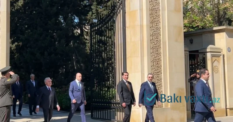 Hikmət Hacıyev ulu öndərin məzarını ziyarət edib
