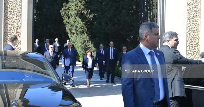 Baş nazir, spiker və PA rəhbəri Heydər Əliyevin məzarını ziyarət ediblər FOTO