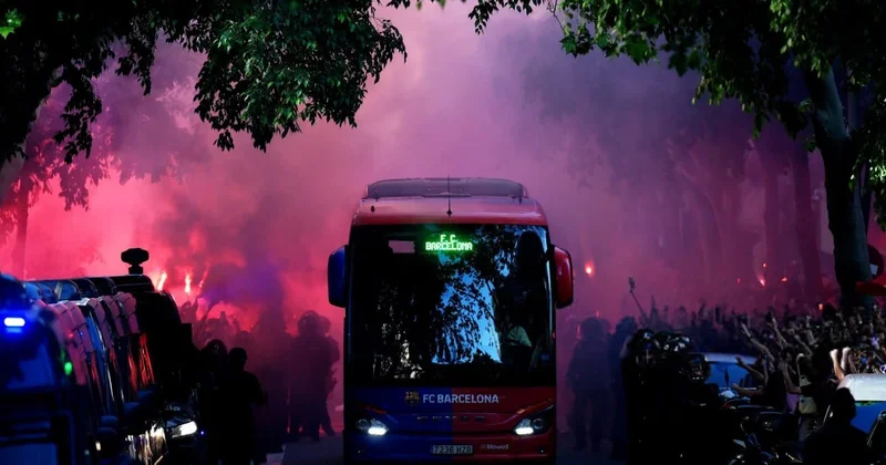 “Barselona” fanatları hər iki komandanın avtobuslarını daşladılar FOTO/VİDEO