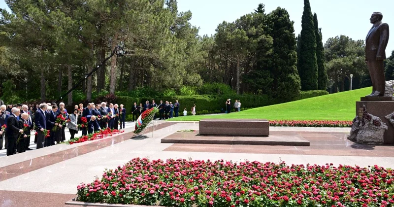 Mədəniyyət xadimləri və mədəniyyət naziri Fəxri xiyabanda Ulu Öndərin məzarını ziyarət etdi FOTOLAR
