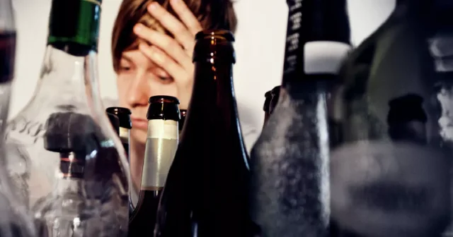 Alkoqolla rahatlamağa çalışmaq alkoqolizm əlamətidir...