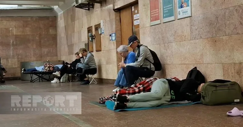 Kiyev kütləvi hava hücumuna məruz qalıb, əhali gecəni metroda keçirib FOTO