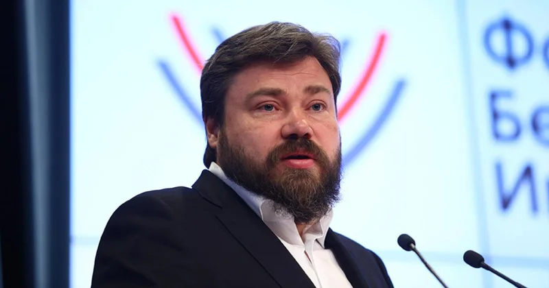 “Rus robot canlı miqrantdan qat qat yaxşıdır” Rus oliqarx miqrantların “kökünü kəsməyin” yollarını göstərib