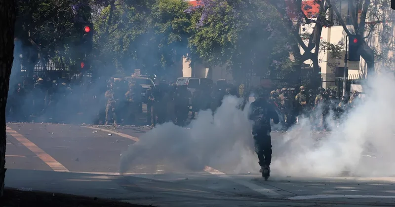 В ходе протестов в Лос Анджелесе полиция ранила фотокорреспондента