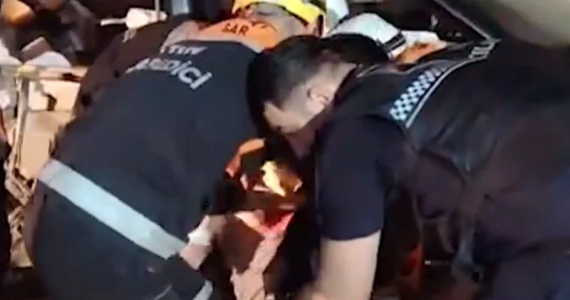 “BMW” hasara çırpıldı Sərnişin belə çıxarıldı VİDEO