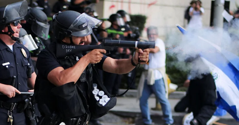 Los Anceles polisi gözyaşardıcı qazdan istifadə edir