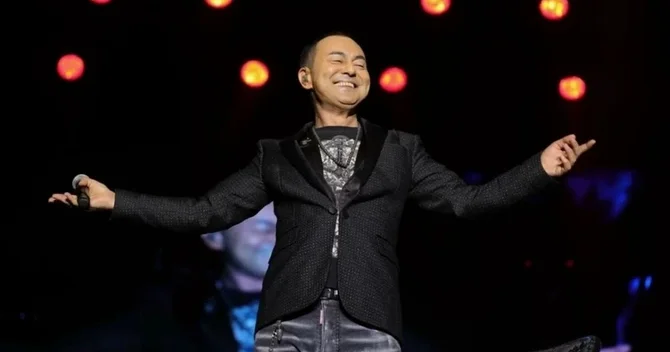 Serdar Ortaç səhnədə ilk dəfə kömək olmadan gəzdi