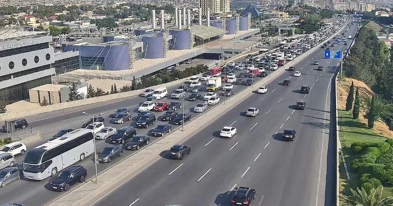 В Баку на 10 улицах и проспектах затруднено движение транспорта