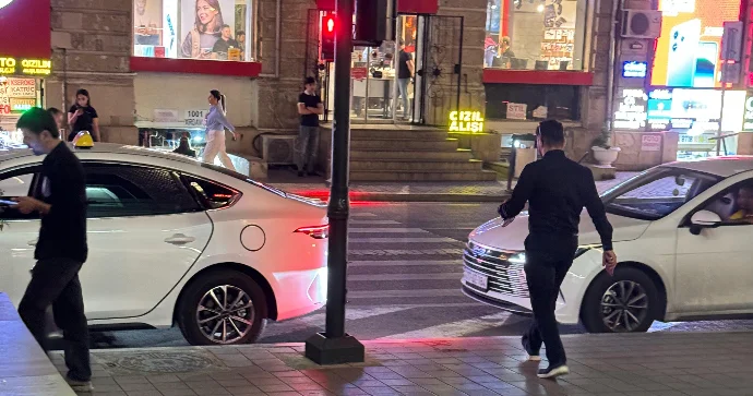 Sürücü maşını “28 Mall”un qarşısındakı piyada keçidinin üstündə park etdi FOTO