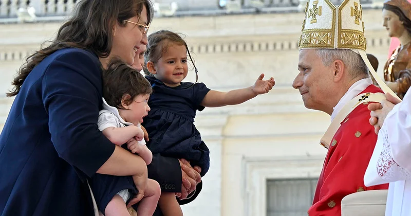 Papa XIV Leo ayin zamanı uşaqları salamlayır…