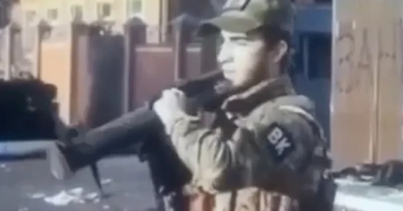 Российский военный обстрелял дом из гранатомета в Судже видео