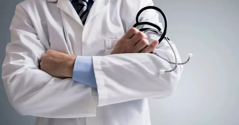 10 yaşlı qızın ölümündə təqsirli bilinən həkimlərin işi: biri cəza, digəri bəraət aldı
