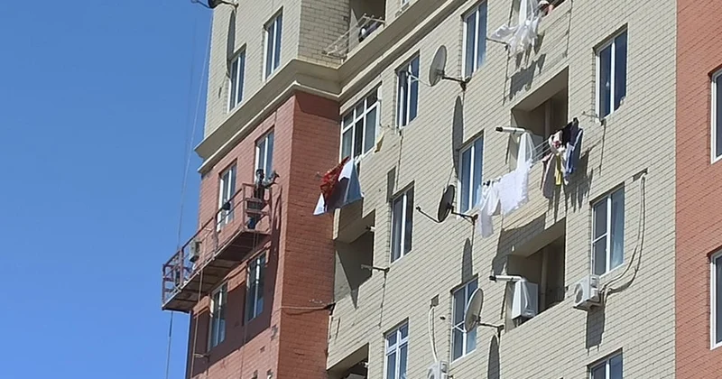 50 yaşlı qadın eyvandan yıxıldı