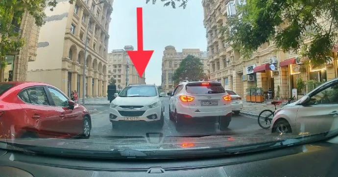 Birtərəfli küçəyə “protiv” girən sürücü yolu kəsib çıxılmaz vəziyyətə düşdü VİDEO