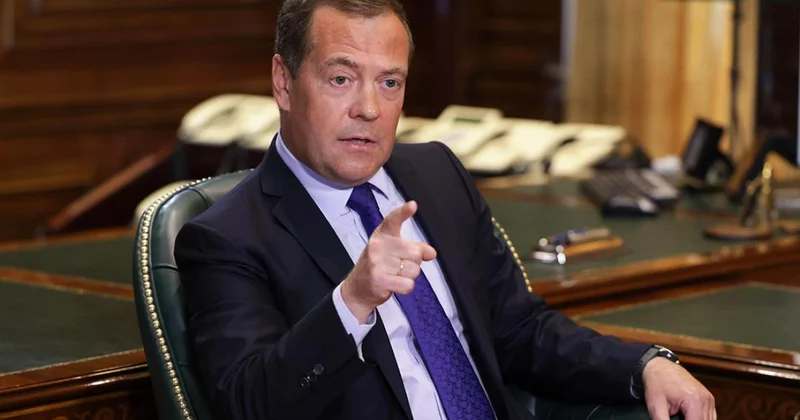 Денег нет, но есть миллиард долларов на счетах фондов Медведева