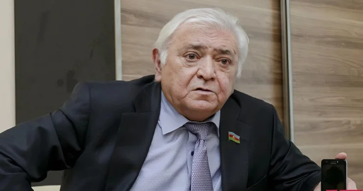 Telefonuma mesaj yazıb, biri dərmanpulu, biri çörəkpulu istəyir Aqil Abbas