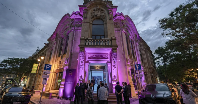 Ценность в уникальности Rolls Royce Motor Cars представляет информацию о программе персонализации BESPOKE ФОТО