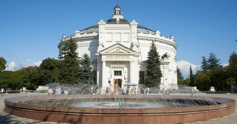 Ukrayna Sevastopolun əsas tarixi simvollarından birini məhv etdi FOTO