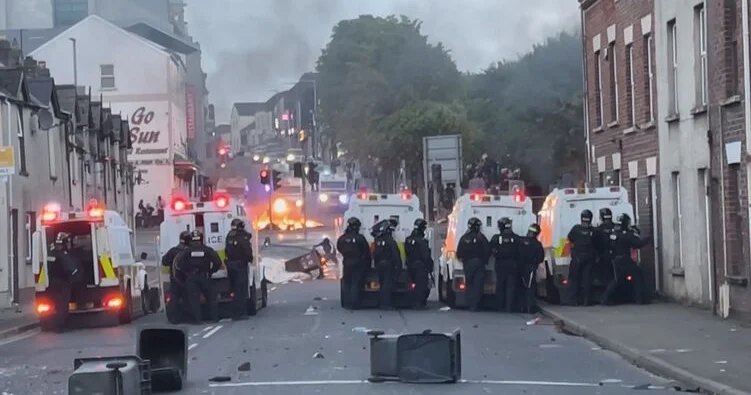 Belfastda baş verən bıçaqlı hücumdan sonra miqrasiya əleyhinə etirazlar başlayıb